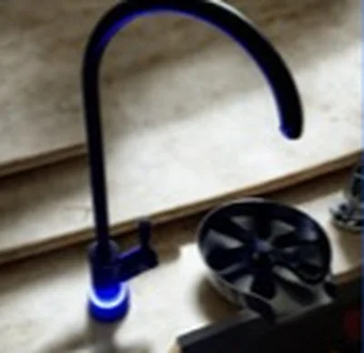 Grifo con luz LED azul indicando agua de calidad excelente